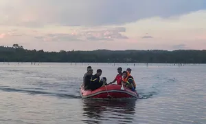 Thuyền chở 6 người lật trên hồ