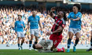 Carragher chỉ ra điểm yếu của Man City mùa này